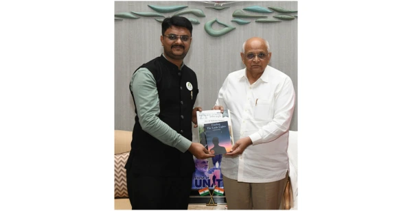 Rushi Dave receiving award from Gujarat's CM Bhupendra Patel