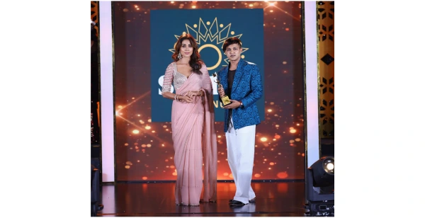 Sonu Gowda receiving award from Shriya Saran