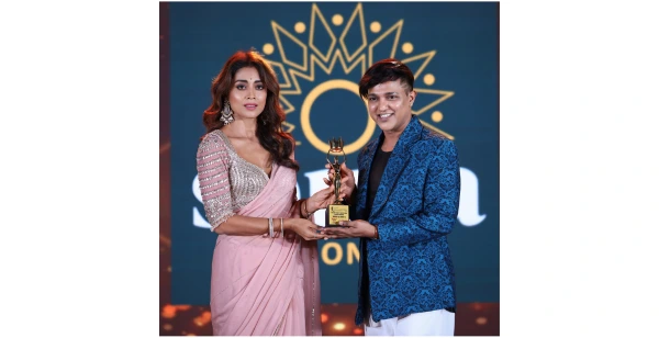 Sonu Gowda receiving award from Shriya Saran